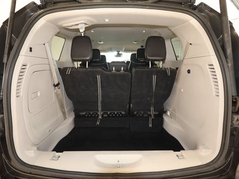 Used 2023 Chrysler Pacifica Touring-L FWD image 21