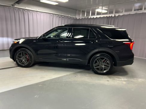 Used 2025 Ford Explorer ST-Line w/ ST-Line Street Pack image 4