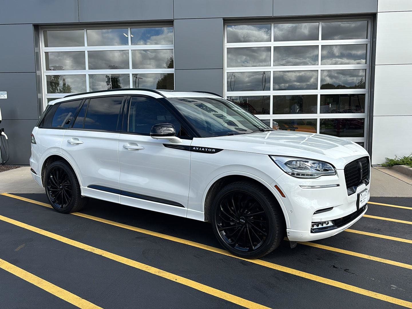 Used 2022 Lincoln Aviator Reserve w/ Equipment Group 201A AWD/4WD image 2