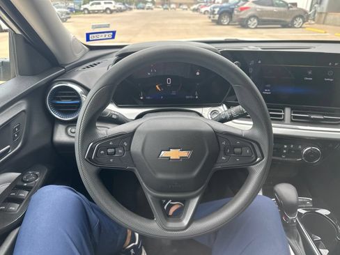 Used 2025 Chevrolet Trax LT FWD image 11
