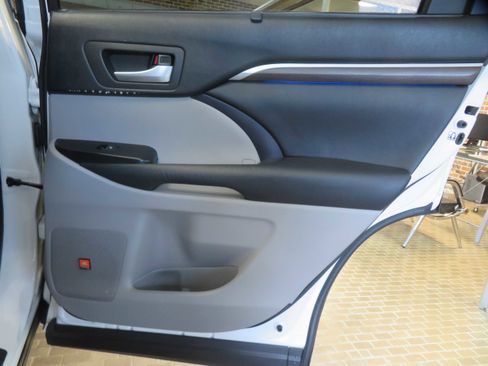 Used 2014 Toyota Highlander Limited image 23
