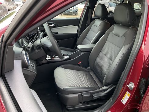 Used 2025 Chevrolet Trax LT image 14