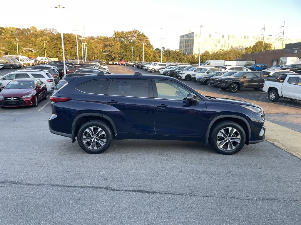 Used 2022 Toyota Highlander XLE AWD/4WD image 11