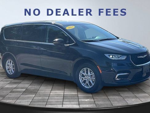 Used 2023 Chrysler Pacifica Touring-L FWD image 3