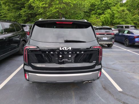 Used 2024 Kia Telluride EX w/ EX Captain's Chair Package AWD/4WD image 3