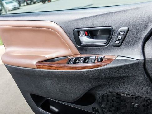 Used 2017 Toyota Sienna Limited Premium image 27