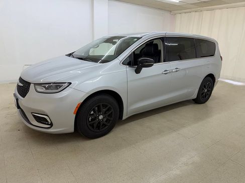 Used 2024 Chrysler Pacifica Touring-L FWD image 1