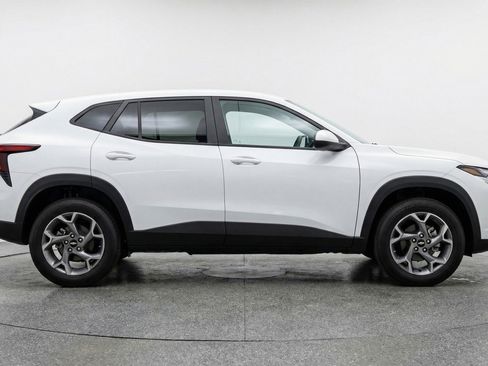 Used 2025 Chevrolet Trax LT FWD image 11