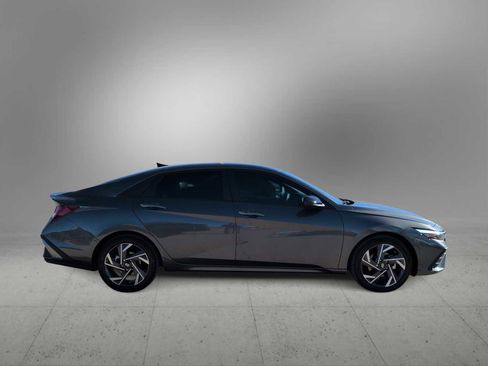 Used 2025 Hyundai Elantra Sport image 9