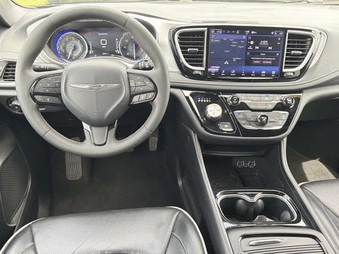Used 2025 Chrysler Pacifica Limited FWD image 24