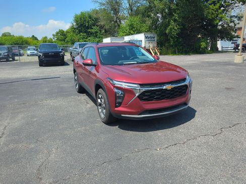 Used 2025 Chevrolet Trax LT w/ Driver Confidence Package FWD image 10