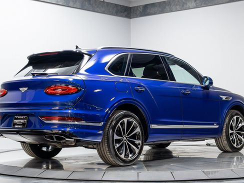 Used 2021 Bentley Bentayga w/ First Edition Specification AWD/4WD image 22