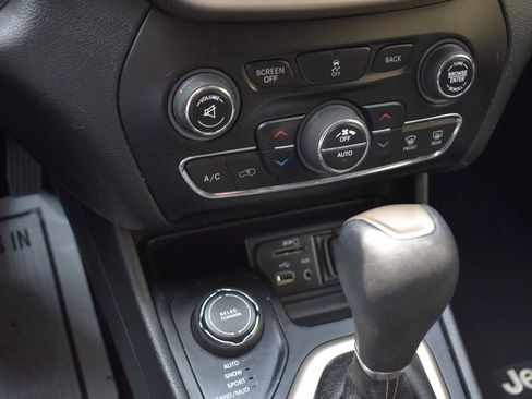 Used 2018 Jeep Cherokee Limited AWD/4WD image 22