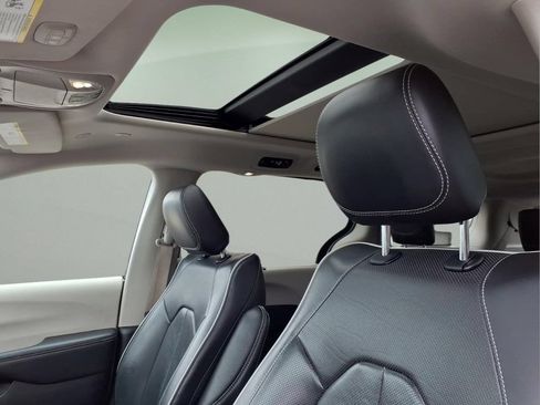 Used 2024 Chrysler Pacifica Limited FWD image 3