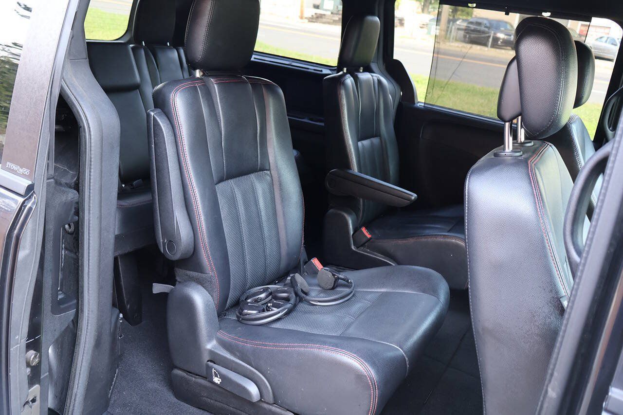 Used 2014 Dodge Grand Caravan R/T w/ Driver Convenience Group FWD image 23