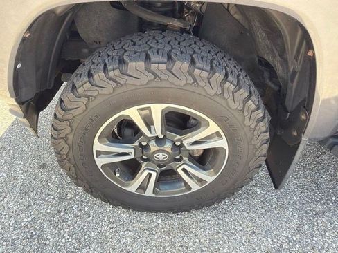 Used 2018 Toyota Tacoma TRD Sport AWD/4WD image 10