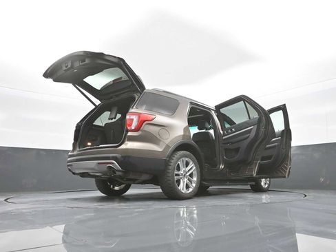 Used 2016 Ford Explorer XLT w/ Equipment Group 202A AWD/4WD image 47