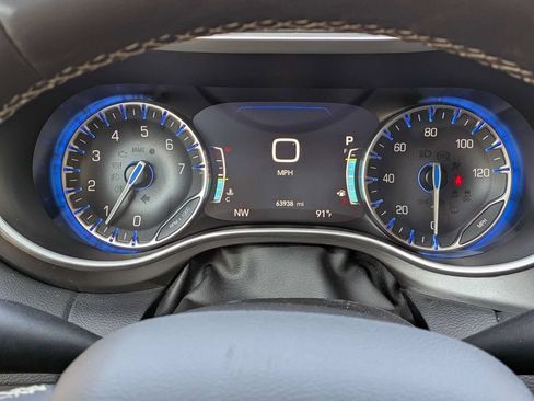 Used 2024 Chrysler Pacifica Touring-L FWD image 29