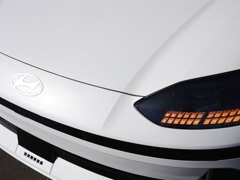 New 2025 Hyundai Ioniq 6 Limited image 13