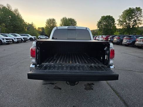 Used 2022 Toyota Tacoma TRD Off-Road AWD/4WD image 10