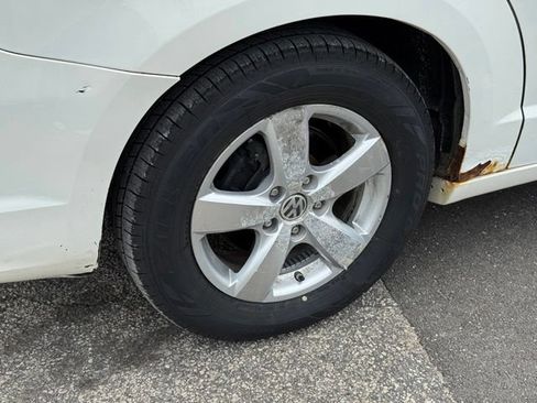Used 2010 Volkswagen Routan SEL FWD image 38