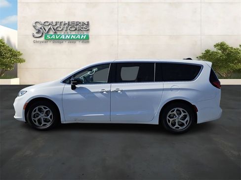 Used 2024 Chrysler Pacifica Limited FWD image 2