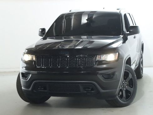 Used 2019 Jeep Grand Cherokee Laredo image 3