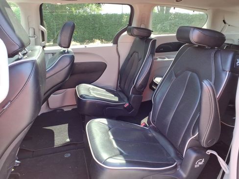 Used 2023 Chrysler Pacifica Limited FWD image 27