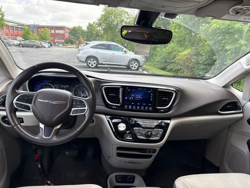 Used 2017 Chrysler Pacifica Touring-L FWD image 2