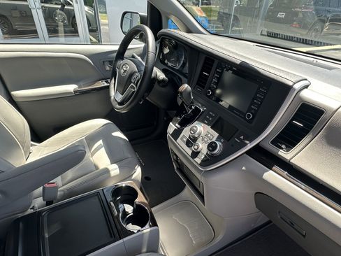 Used 2020 Toyota Sienna XLE FWD image 17