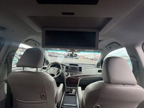 Used 2011 Toyota Sienna XLE w/ Entertainment Pkg image 6