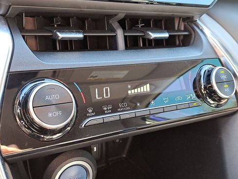 Used 2022 Toyota Venza LE image 24