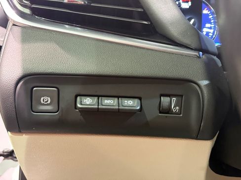 Used 2022 Buick Enclave Avenir w/ Avenir Technology Package image 4