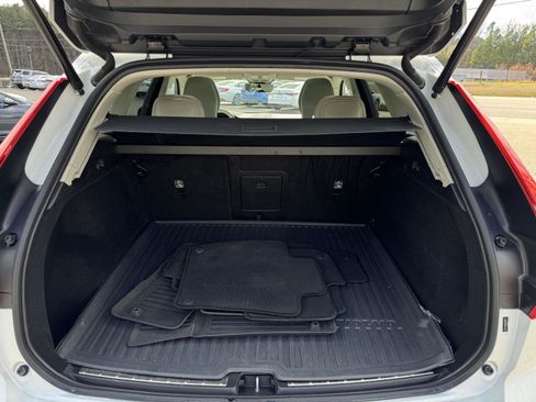 Used 2023 Volvo XC60 B5 Plus image 13