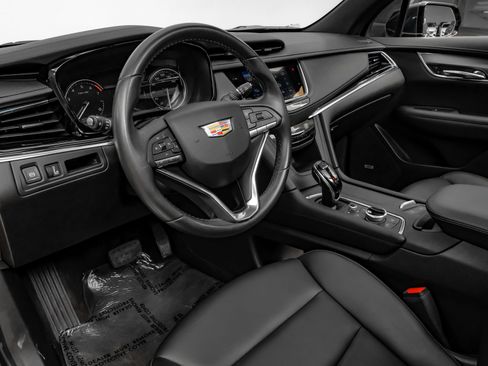 Used 2023 Cadillac XT6 Luxury FWD image 3