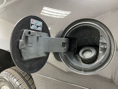 Used 2018 GMC Yukon SLE w/ SLE Value Package image 28