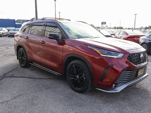 Used 2023 Toyota Highlander XSE image 3