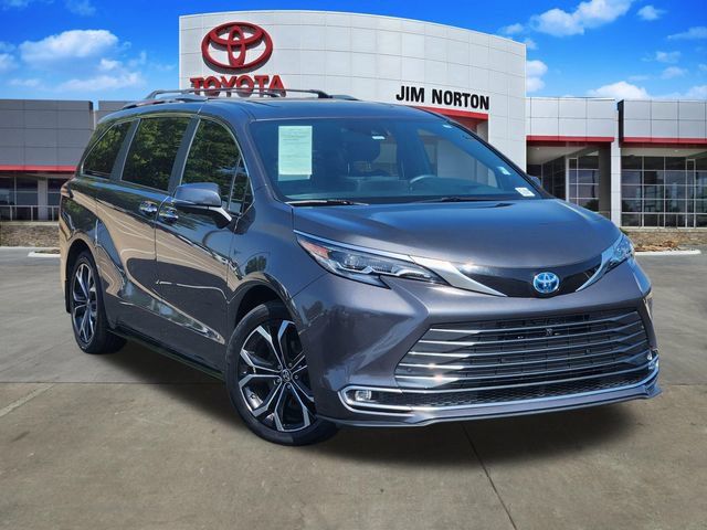 Used 2025 Toyota Sienna Platinum FWD image 1