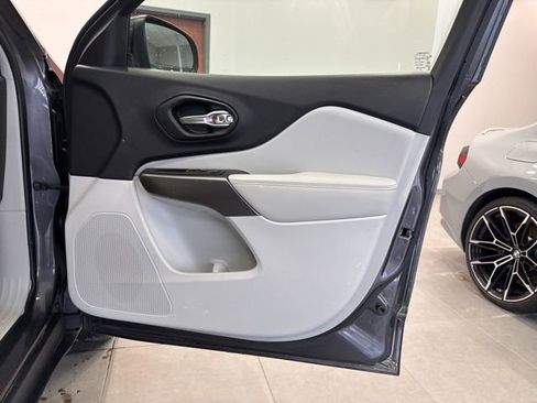 Used 2019 Jeep Cherokee Limited image 55