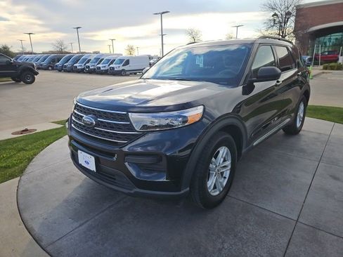 Certified 2022 Ford Explorer XLT image 3