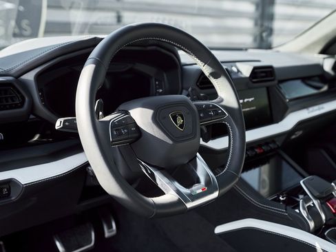 Used 2025 Lamborghini Urus SE image 36