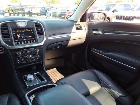Used 2017 Chrysler 300 Limited image 20