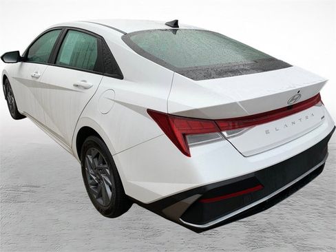 Used 2024 Hyundai Elantra Blue image 4