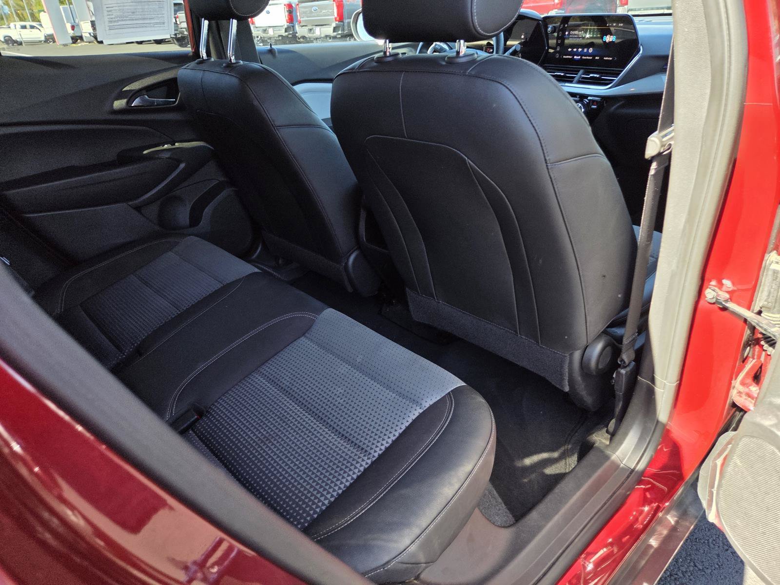 Used 2025 Chevrolet Trax LT w/ LT Convenience Package FWD image 19