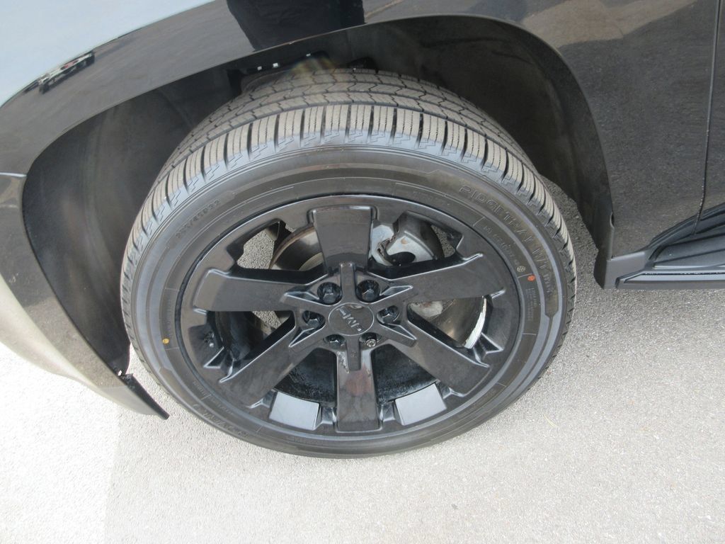Used 2019 GMC Yukon SLT w/ Graphite Performance Edition AWD/4WD image 14