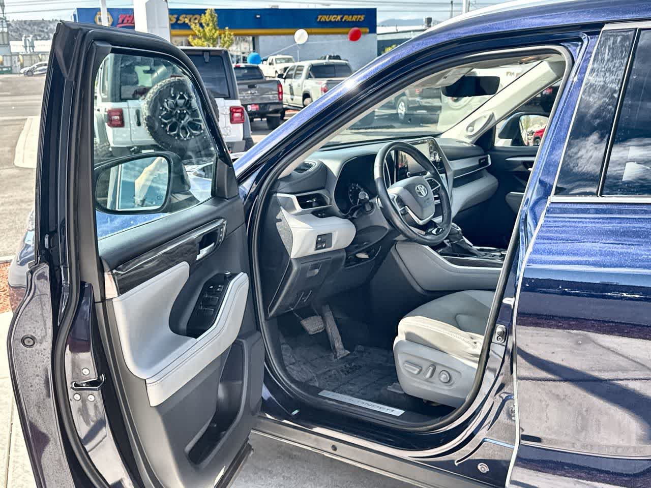 Used 2021 Toyota Highlander Limited AWD/4WD image 10