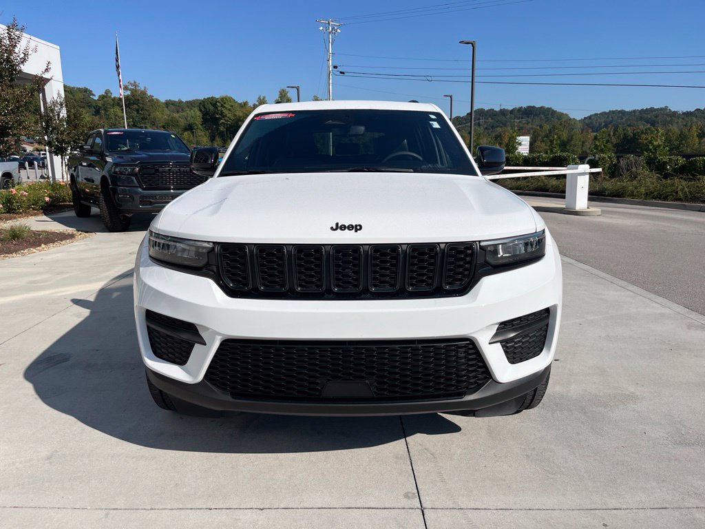 Used 2023 Jeep Grand Cherokee Altitude AWD/4WD image 32