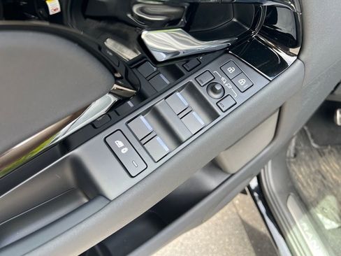 New 2025 Land Rover Range Rover Evoque Dynamic SE image 11