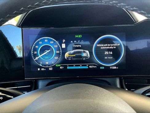 Used 2025 Hyundai Elantra SEL FWD image 12