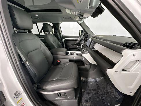 Used 2025 Land Rover Defender 110 S image 26